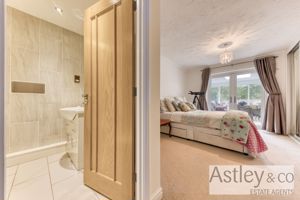 ensuite2- click for photo gallery
